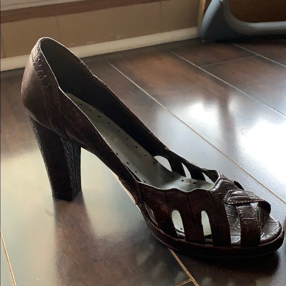 Heels - Picture 3 of 3